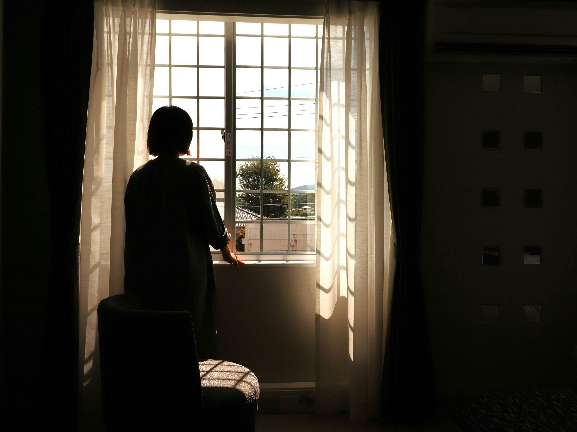 มองออกไปนอกหน้าต่างอย่างผ่อนคลาย