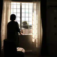 มองออกไปนอกหน้าต่างอย่างผ่อนคลาย