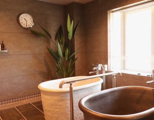 水風呂のとなりには温泉も