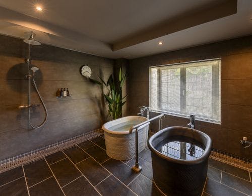 水風呂のとなりには温泉も