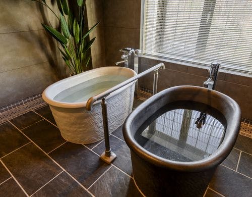 水風呂のとなりには温泉も