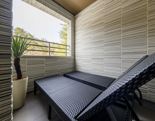 木々が見えるインナーバルコニー