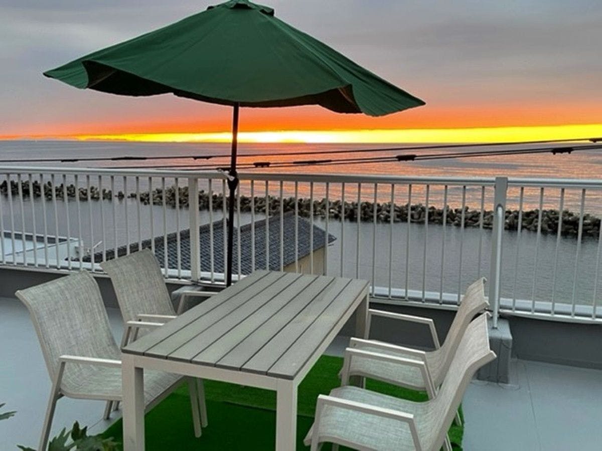 *ดาดฟ้า ชมพระอาทิตย์ตก