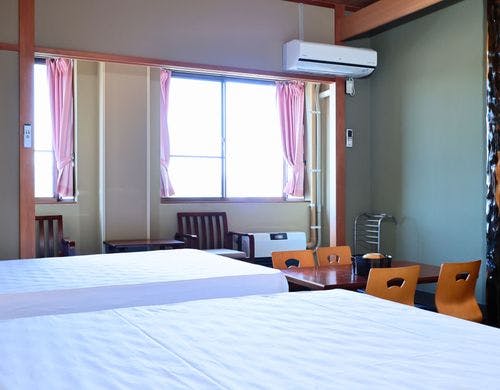 畳とテレビ付きの和室