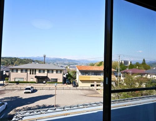 窓越しに広がる高山の山々