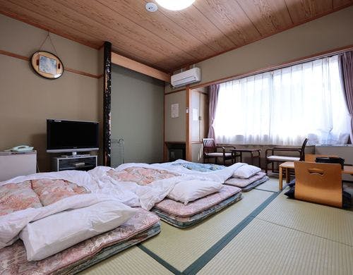 広々とした畳の寝室空間