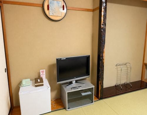 窓越しに広がる高山の山々