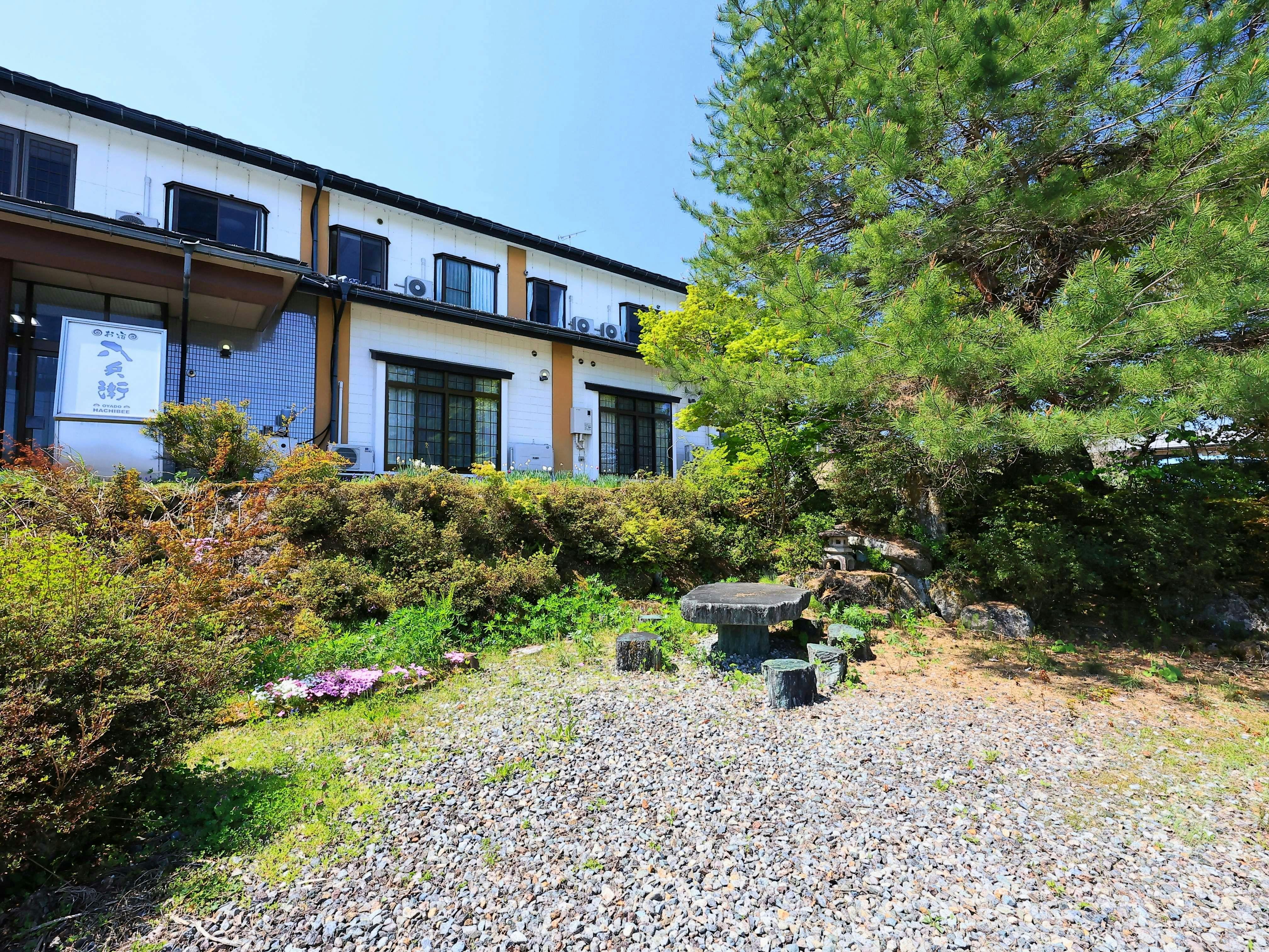 정원에서 바라보는 고요한 외관