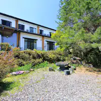 정원에서 바라보는 고요한 외관