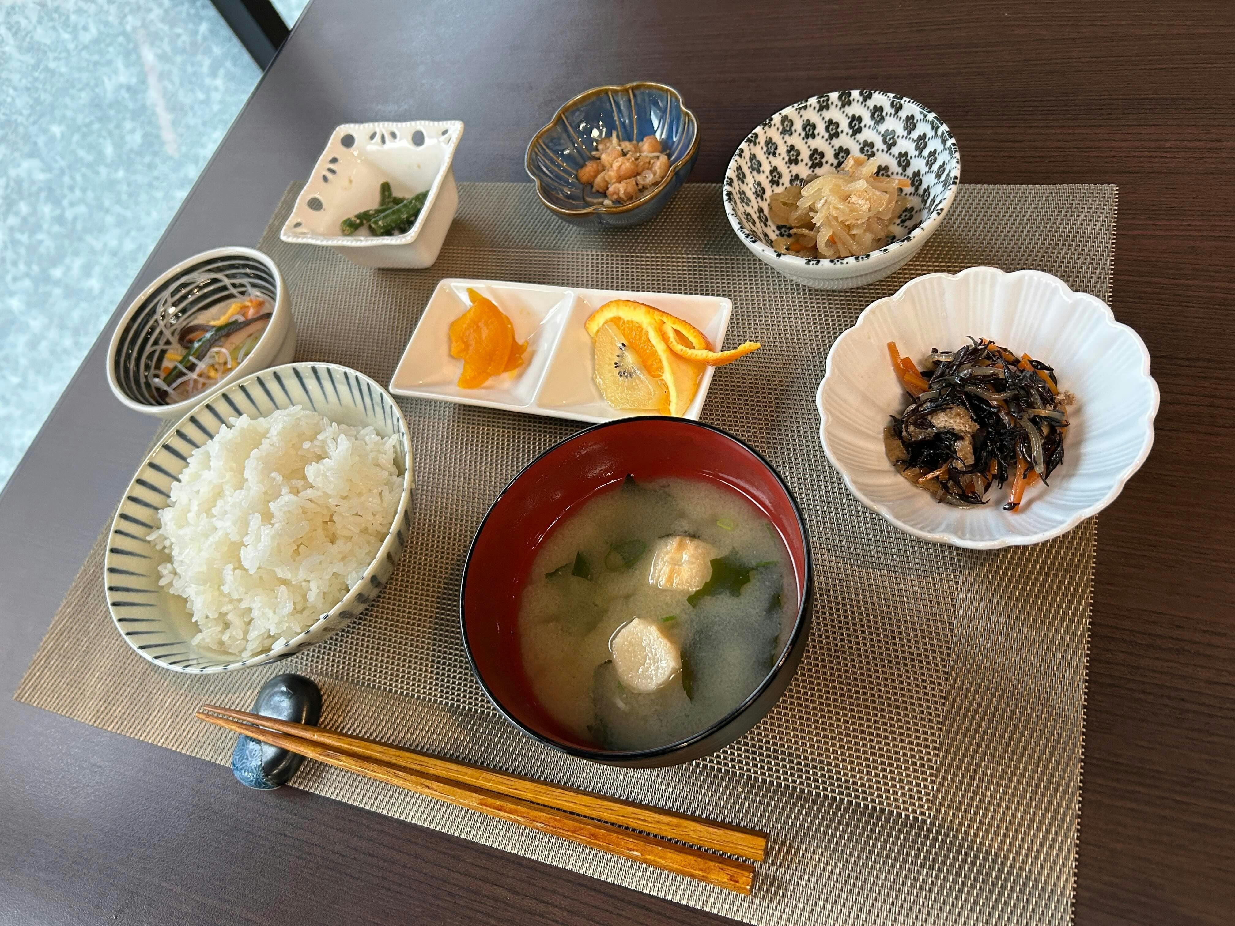 조식 ‘작은 반찬 정식’ ※사진은 예시입니다