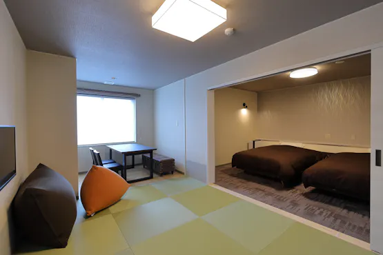 ห้องพักสไตล์ญี่ปุ่นและตะวันตก (เตียงเซมิ-ดับเบิล)