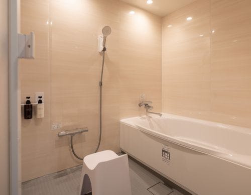 ゆったりとしたバスタブのある浴室