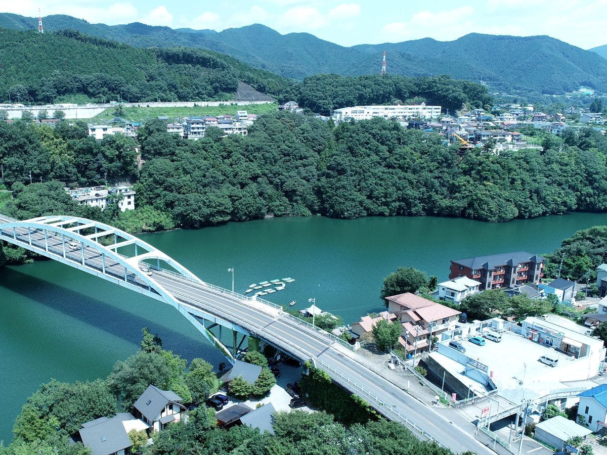 ก่อนถึงสะพาน ทางด้านขวาคือนิสโซเอ็น!