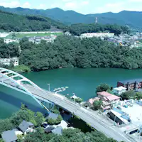 ก่อนถึงสะพาน ทางด้านขวาคือนิสโซเอ็น!