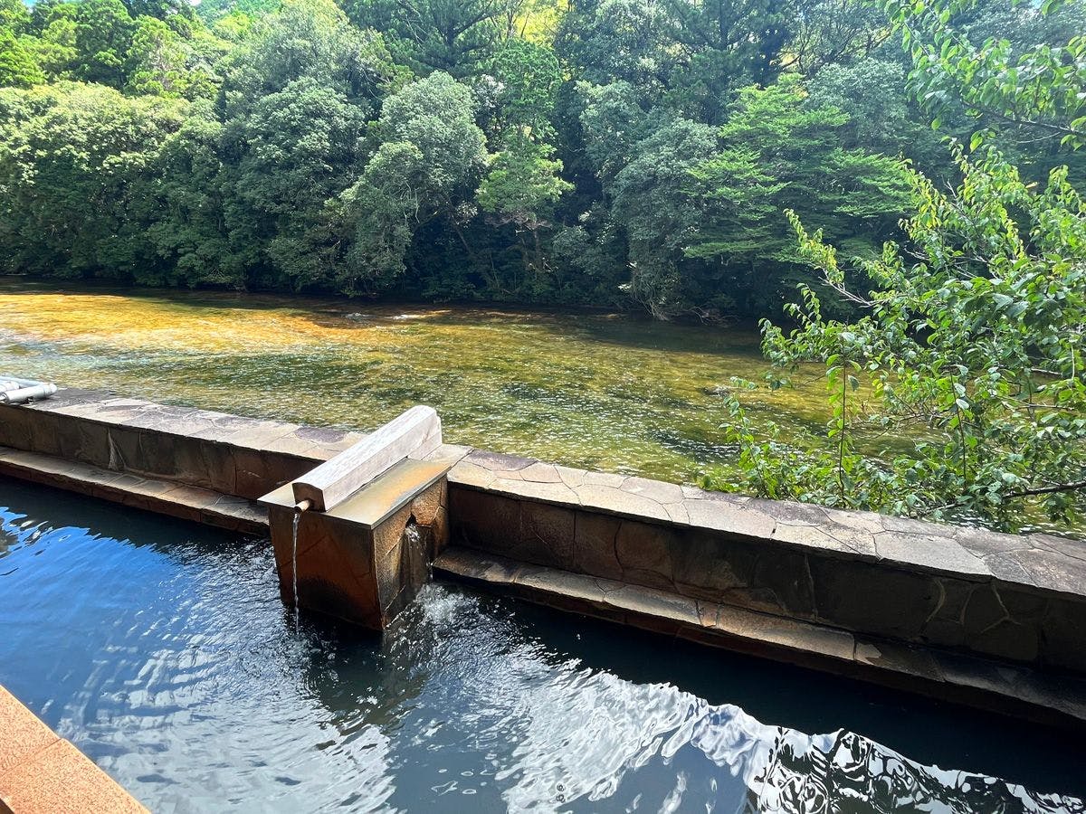 ข้างบ่อน้ำพุร้อนกลางแจ้งมีแม่น้ำอิตะจิกิไหลผ่าน