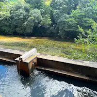 ข้างบ่อน้ำพุร้อนกลางแจ้งมีแม่น้ำอิตะจิกิไหลผ่าน