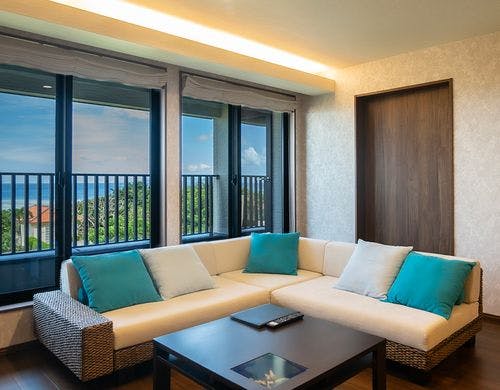 大きなソファのある2階リビング