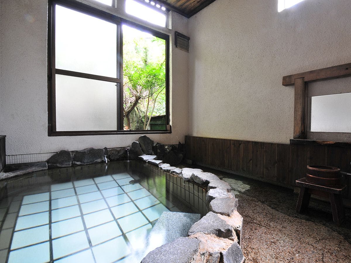 น้ำพุร้อนแบบไหลผ่าน