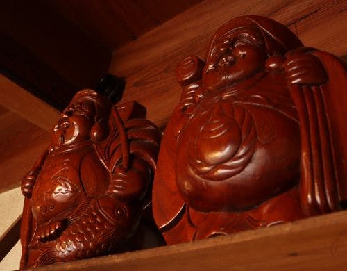 太い梁や土壁に守られた落ち着いた空間。