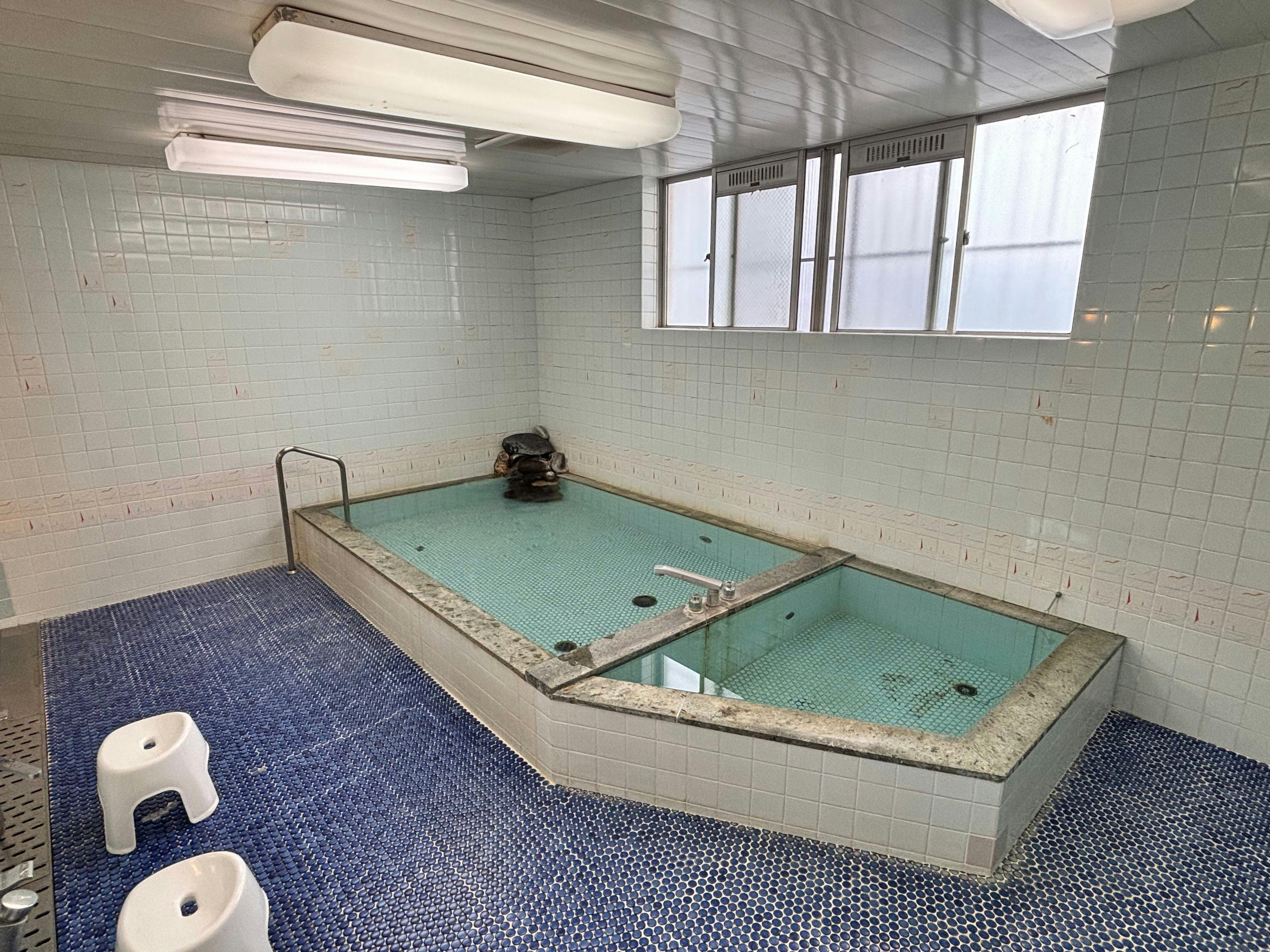 ห้องอาบน้ำรวมขนาดใหญ่สำหรับผู้หญิง