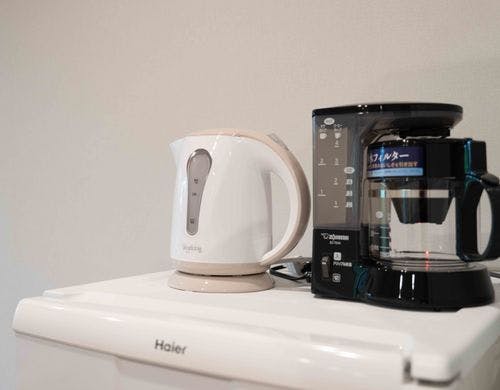 備え付けの電気ケトルとコーヒーメーカー