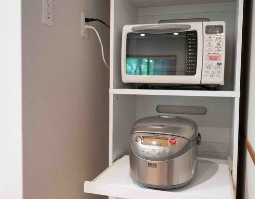 キッチン備え付けの電子レンジと炊飯器