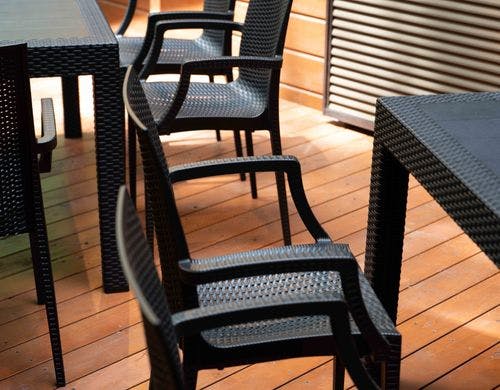 デッキ備え付けのアウトドアチェア