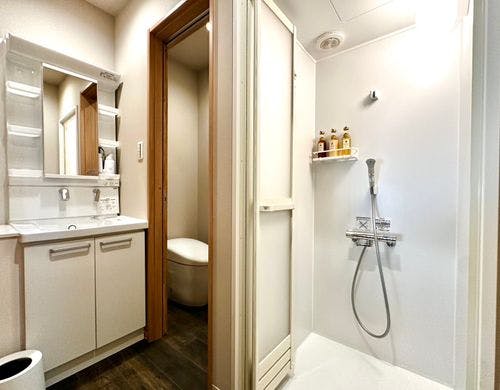 シャワールーム、トイレ、洗面台