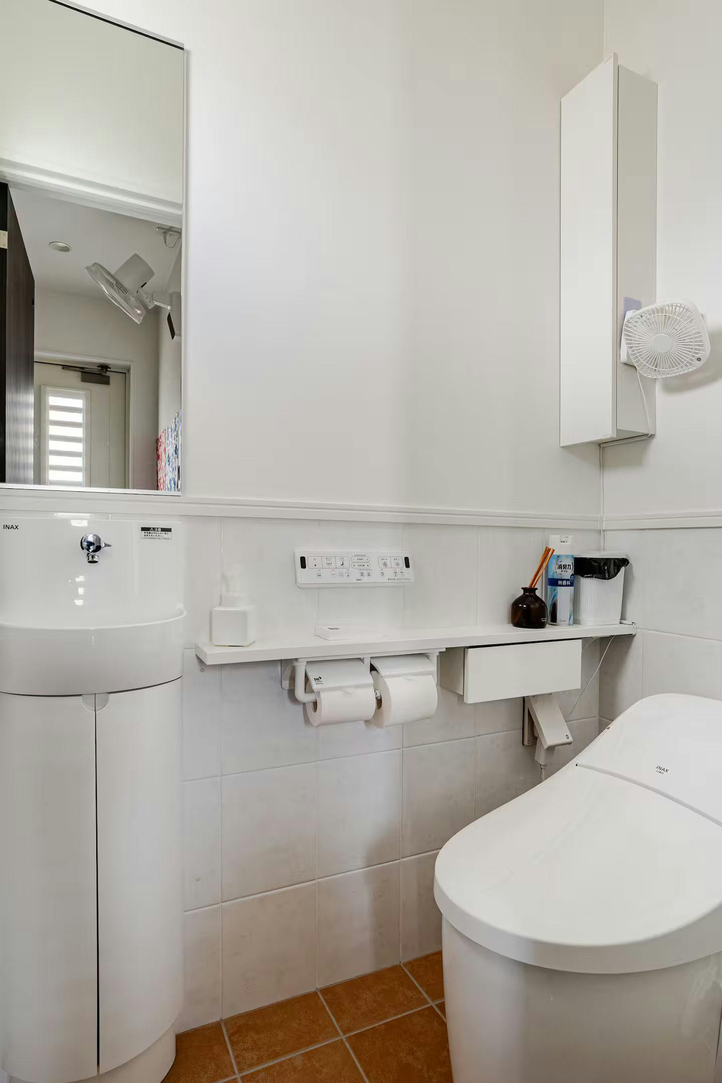 ห้องน้ำพร้อมโถสุขภัณฑ์ระบบชำระล้างอัตโนมัติ