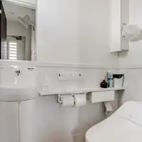 ห้องน้ำพร้อมโถสุขภัณฑ์ระบบชำระล้างอัตโนมัติ