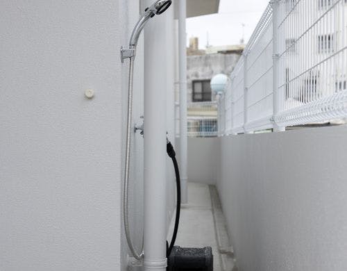 玄関横に屋外のシャワーがあります
