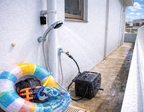 海帰りも安心！屋外シャワー有り