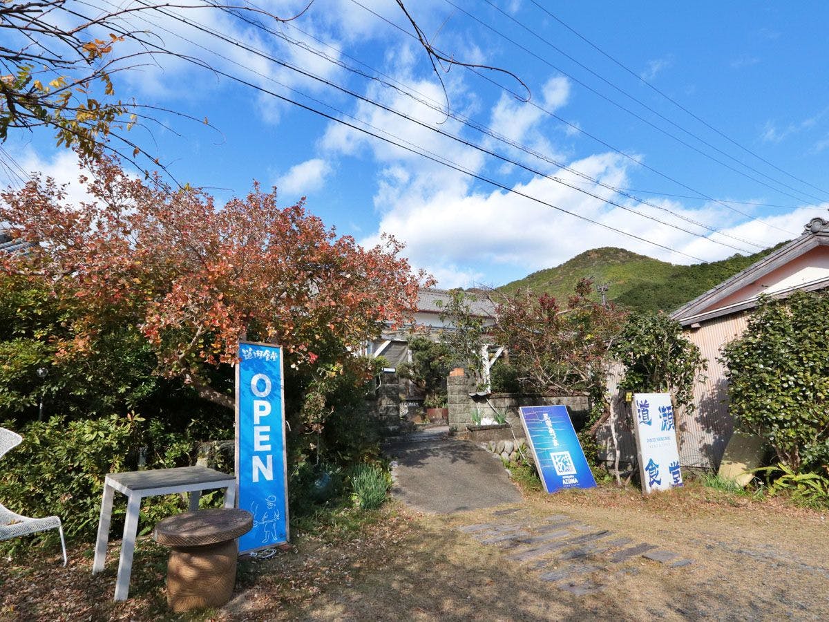 เป็นสถานที่เงียบสงบ อยู่ลึกเข้าไปจากถนนสายหลักเล็กน้อย