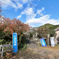 เป็นสถานที่เงียบสงบ อยู่ลึกเข้าไปจากถนนสายหลักเล็กน้อย