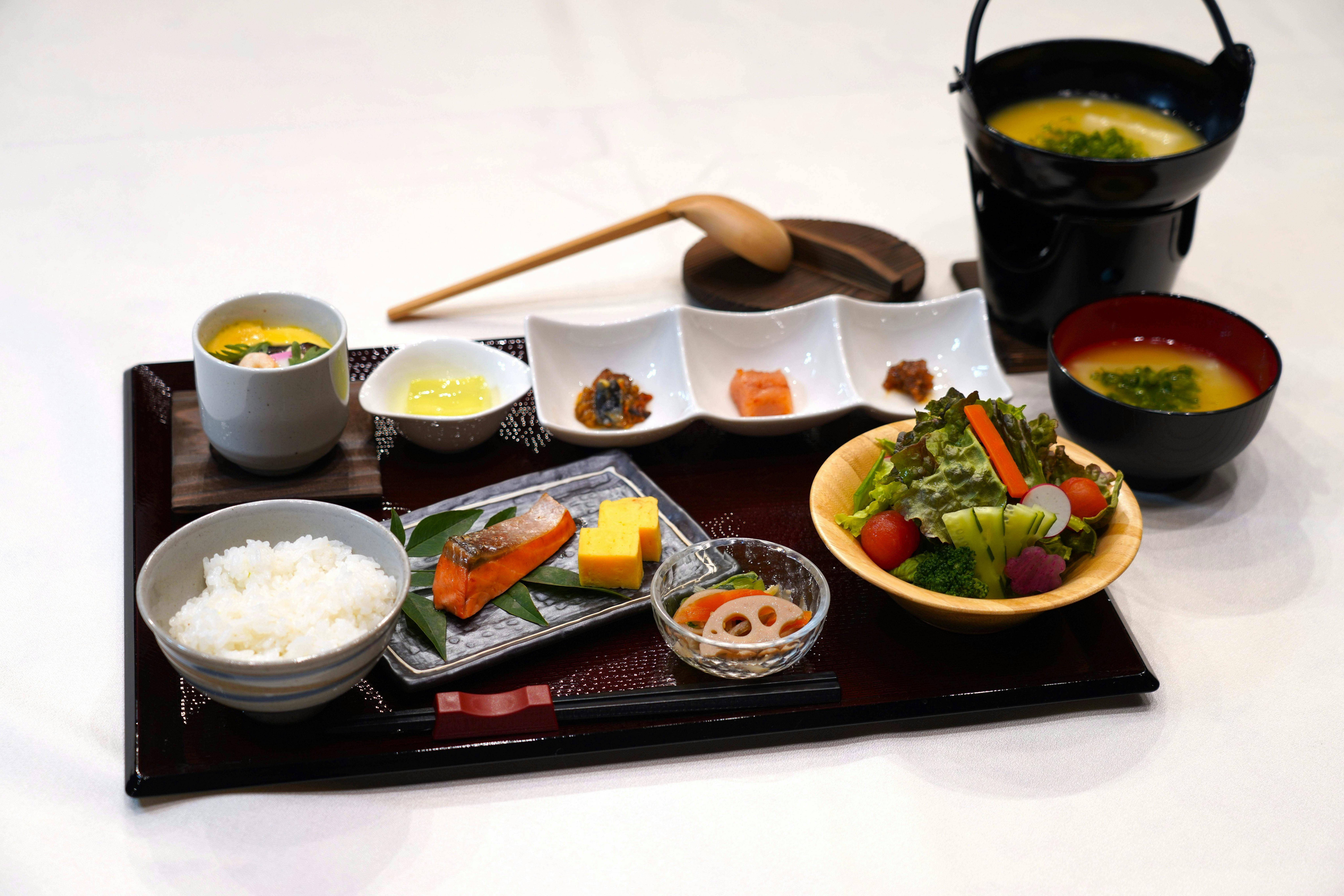 【ชุดอาหารเช้า】กำกับดูแลโดย เคนอิจิ ชินเอะ แห่งยูฟุอิน ซันโชโร