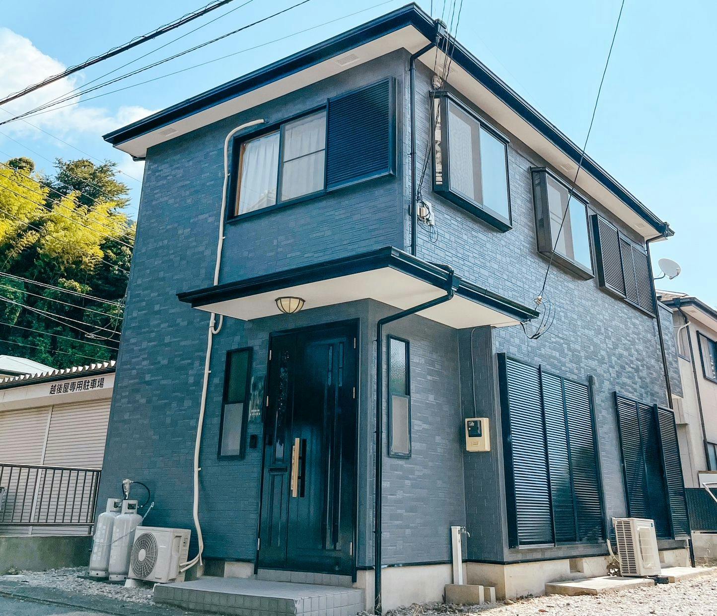 วิวภายนอกของอาคารแยกจากตัวบ้านหลัก