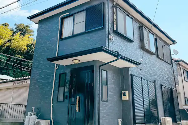 วิวภายนอกของอาคารแยกจากตัวบ้านหลัก