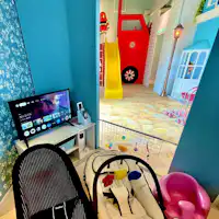 มีเก้าอี้เด้งเด็กและเก้าอี้หัดนั่ง Bumbo ให้บริการ