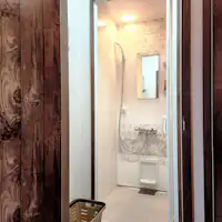 ห้องอาบน้ำเป็นระบบการจองทุก ๆ 30 นาที