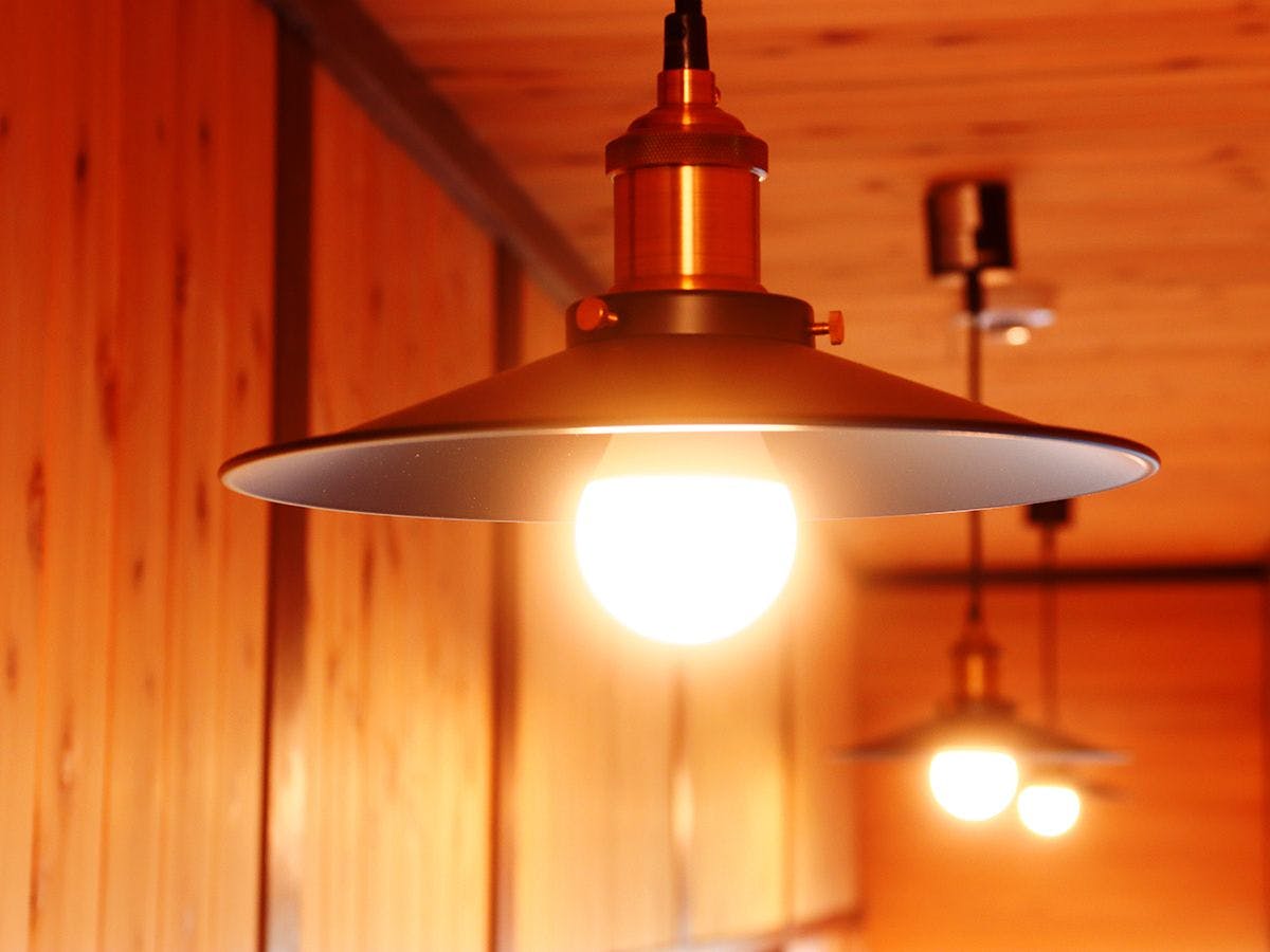 ตกแต่งด้วยลายไม้สีน้ำตาลอย่างลงตัว บรรยากาศภายในเงียบสงบและผ่อนคลาย