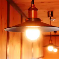 ตกแต่งด้วยลายไม้สีน้ำตาลอย่างลงตัว บรรยากาศภายในเงียบสงบและผ่อนคลาย