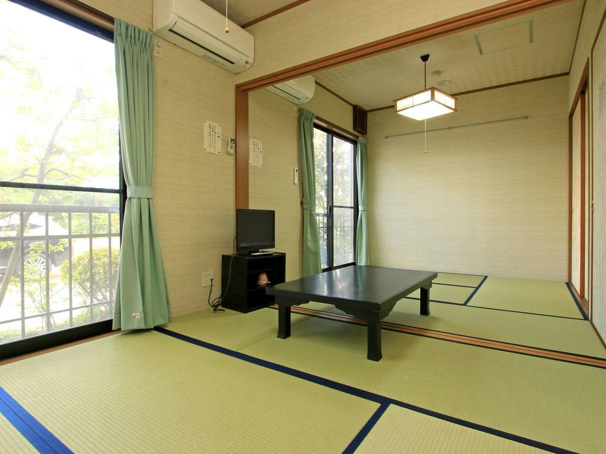 Đây là Phòng 9 chiếu tatami. Phòng tắm và nhà vệ sinh dùng chung.*