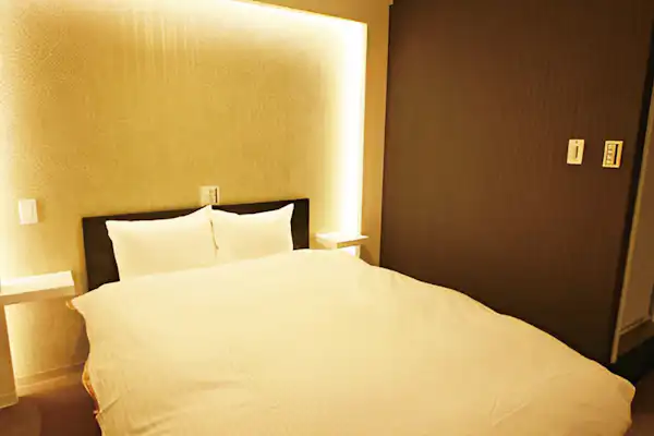 雙人床客房。全館禁菸。