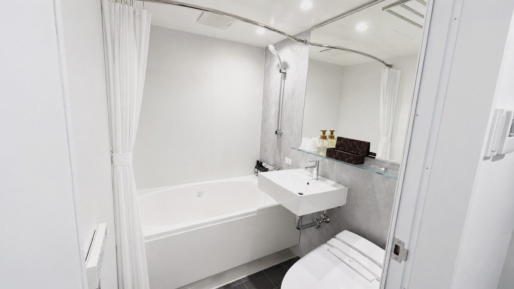 ห้องน้ำแบบยูนิตพร้อมอ่างอาบน้ำและสุขภัณฑ์ในห้องเดียว