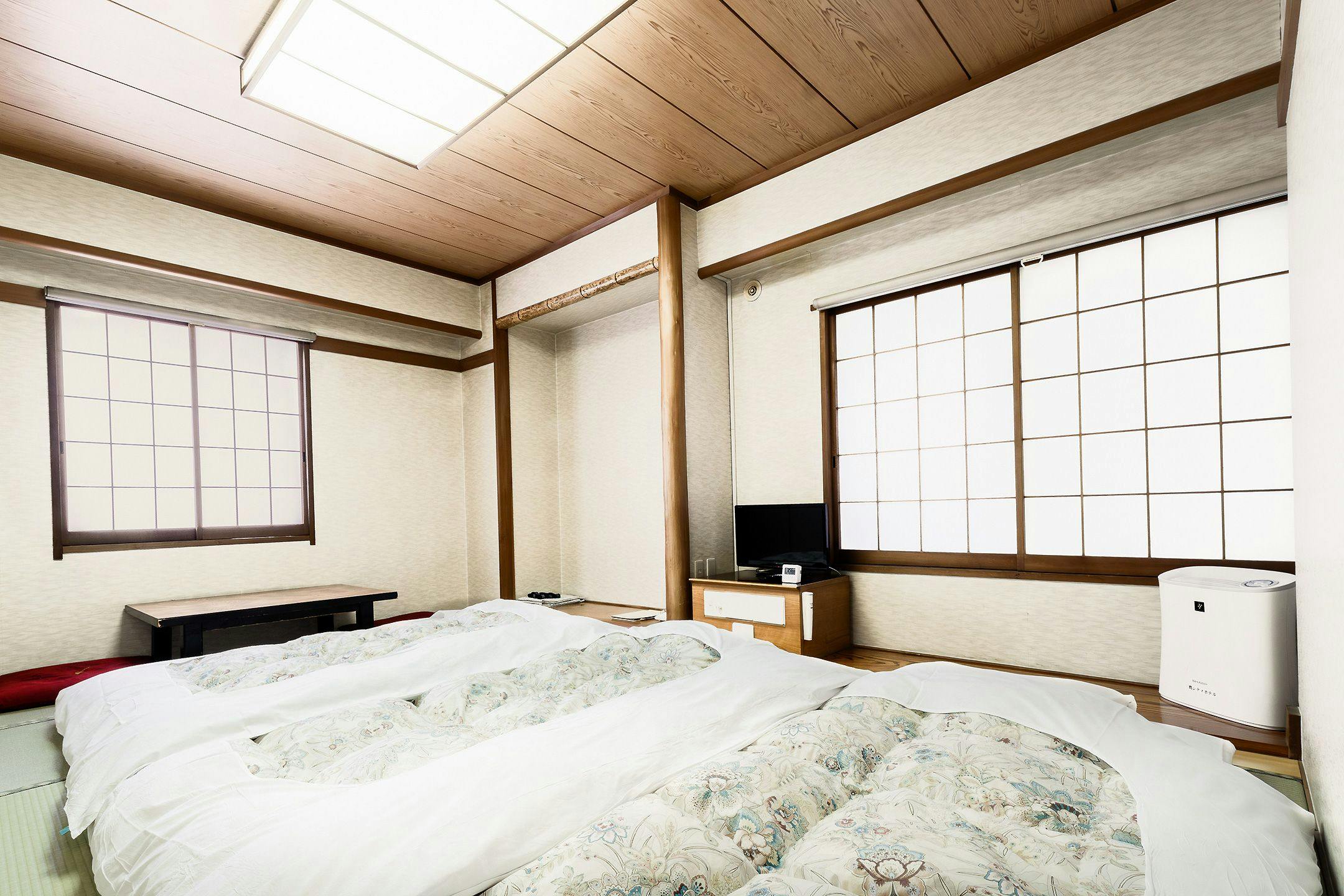 Japanese-style room (futon bedding)