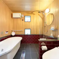 Kamar mandi dengan aroma hinoki dan bathtub berkaki (clawfoot) dengan kaki berbentuk kucing