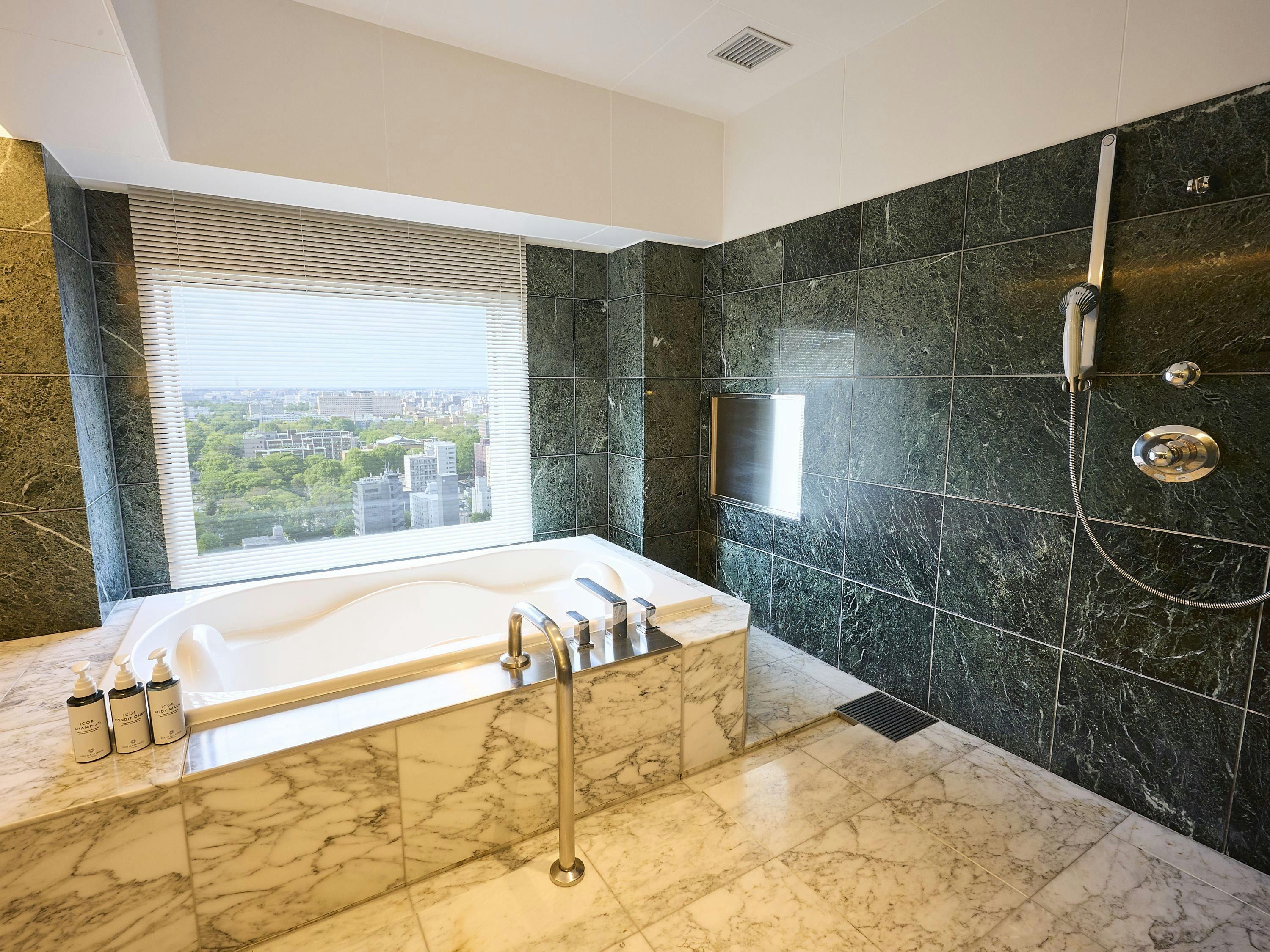 依客房不同而設計的Plaza King浴室