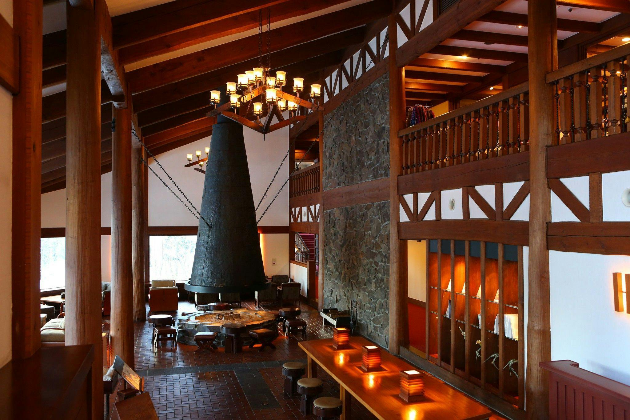 山岳リゾートの雰囲気のラウンジ