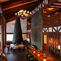 山岳リゾートの雰囲気のラウンジ