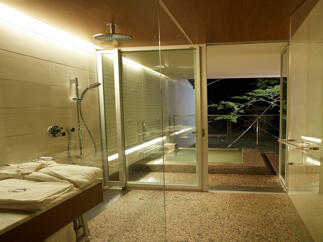 【箱根ハイランドホテル】温泉露天風呂付きツインの客室露天風呂へ続くシャワールーム